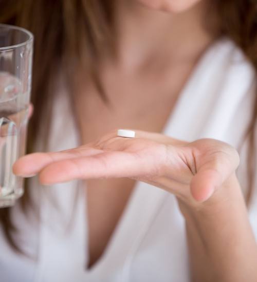 Patient holding an antibiotic therapy pill